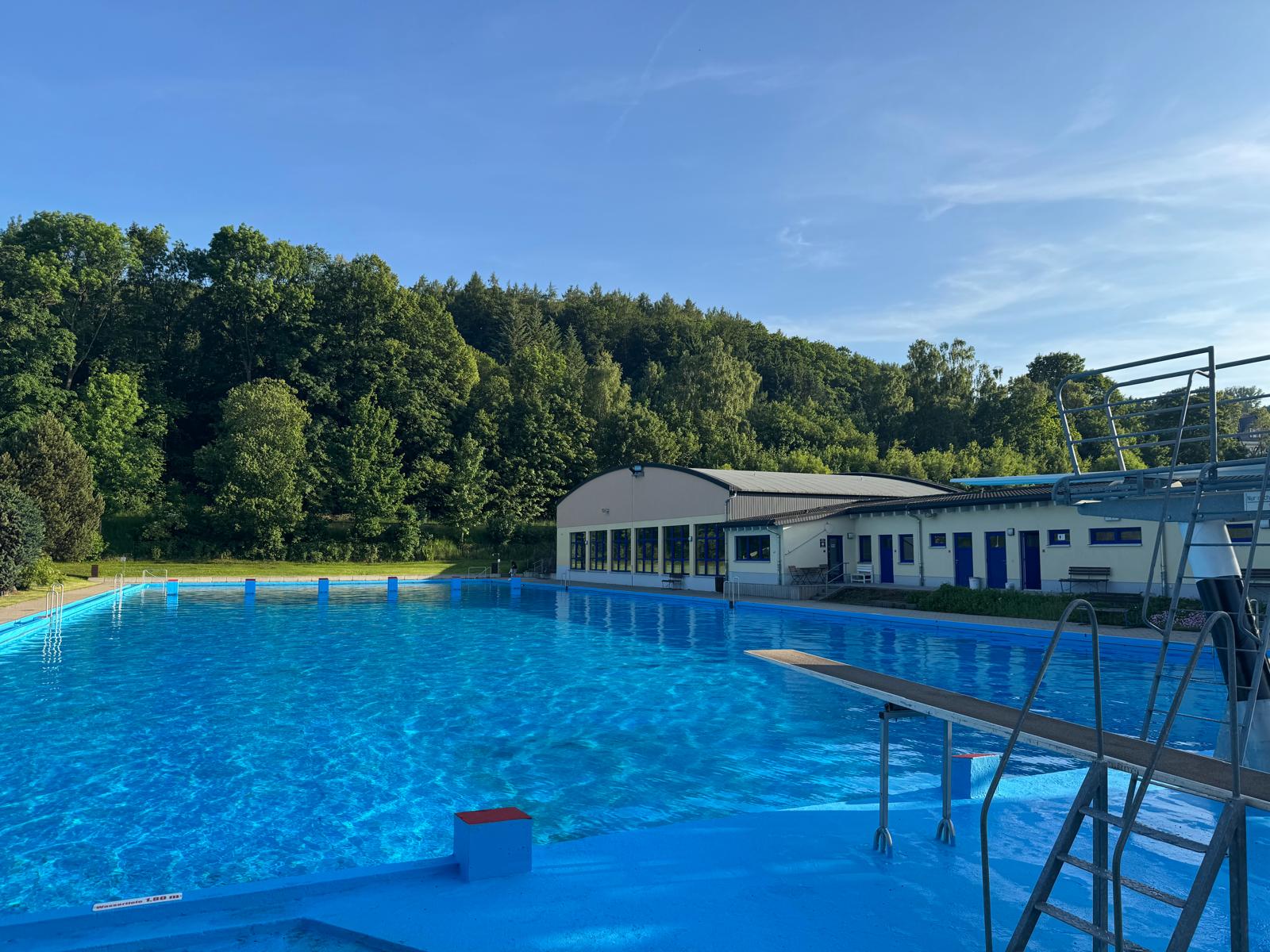 Freibad Olbernhau mit Schwimmern und Liegewiesen